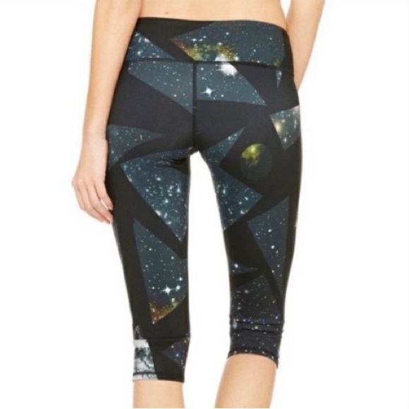 ALO Yoga Airbrush Capri in color Vapor Space - Picture 2 of 6